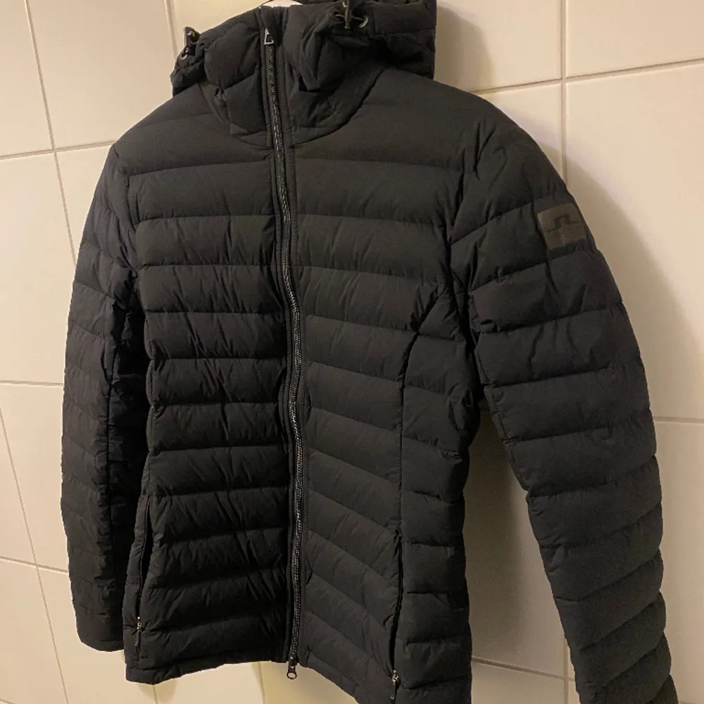 Slutsålda J.Lindeberg ”Ease Hooded Liner Down jacket” i mycket fint skick (nypris 3000 kr) säljes pga fel storlek. En tunn dunjacka med smal passform med dunfoder utan att kännas tung. Kan bäras under en skaljacka eller som den är. Pris kan diskuteras! . Jackor.