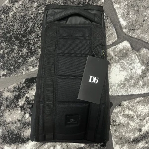Db Journey Hugger Backpack - Reseryggsäck 25 L - En jätte fin och stor reseryggsäck som jag fick som en present. Den är helt ny och är oanvänd. Säljer denna väska för att jag är inte i behov av den tyvärr. Volym: 25 L Nypris: 2 149 kr