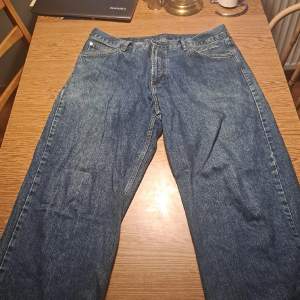 Baggy jeans köpta på junkyard. Sweet sktbs mörkblå med slits för vintage look, sitter 33/34