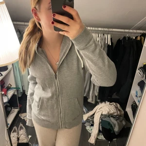 Grå zip-up  - Grå zip-up från Lager 157, köpt för något år sedan & har endast användas några få gånger