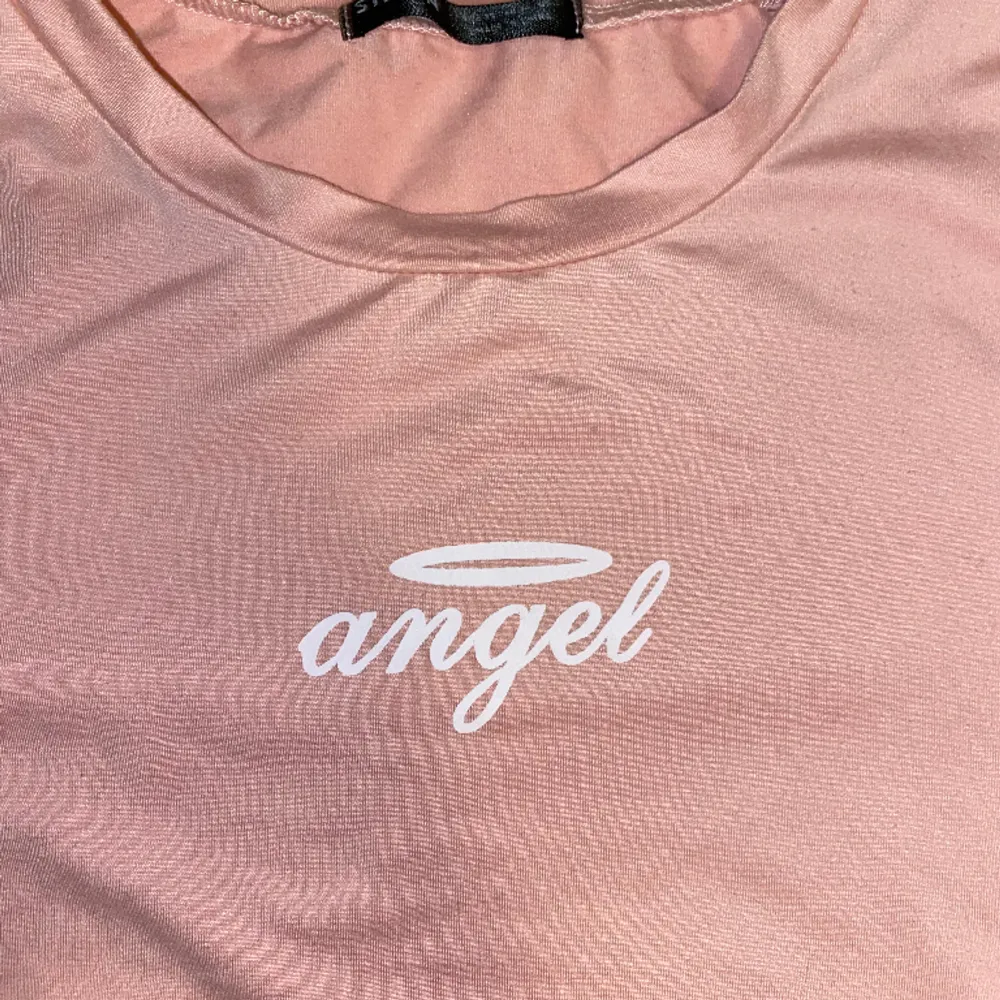 Säljer en rosa croppad topp med texten ”angel” på. Från SHEIN och i storlek XS. Använd ett fåtal gånger. OBS: köparen står för frakten. (Annonsen finns ute på fler sidor.). Toppar.