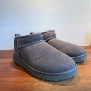 Ugg - Säljer ett par nästintill oanvända uggs i modellen ultra mini. Strl 41