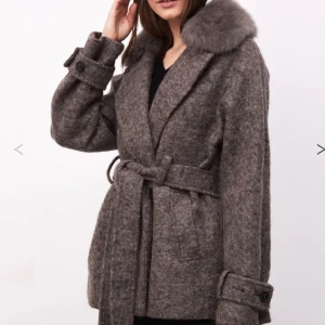 Meotine jacka - Hej, säljer nu denna meotine jackan, Sofia jacket-brown. Säljer den då jag köpte den förra året här på plick och har knappt inte använt den. Jackan är fin och pälsen är fin, sömmarna inne i jackan har dock gått upp lite på ett ställe men lätt att fixa.