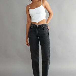 Low straight jeans  - Hej! Jag säljer mina favorit byxor från Gina för att dom tyvärr är för stora, Inga skador eller så på Jeansen.