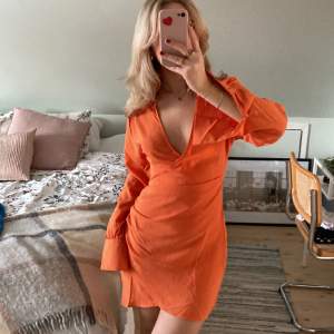 Superfin orange klänning som passar perfekt till fest. Från Nelly i storlek 34. (Passar mig som brukar ha 36 i klänningar) Några mindre fläckar på ärmen. 
