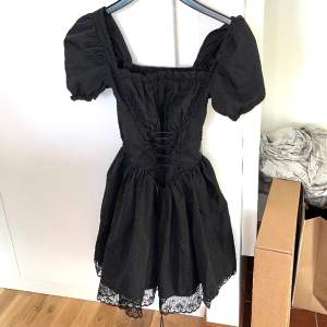 Supersöt svart klänning från SugarAndVapor 🖤 Älskar den men tyvärr aningen för liten för mig, därav säljs den! Orginalpris 415kr. Storlek S