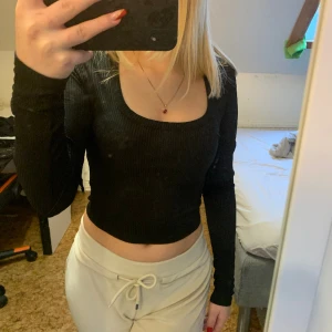 Ribbad topp - Jätte snygg topp långärmad och uringad. Säljer då jag inte använder den längre. Stl S