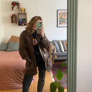 Skinnjacka från 90-talet - En skinnjacka som är köpt på 90-talet. Storleken är 42 men på mig tycker jag den är perfekt oversized, har storlek 38/S vanligtvis. Äkta läder.  Skriv om du har fler frågor. Köparen står för frakten :)