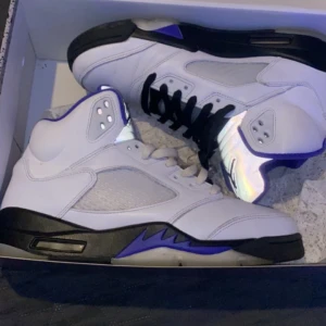 Jordan 5 concord - Tja, säljer ett par jordan 5 concords i storlek 43, Skick: 8.5/10 Har box,kvitto osv. Köpt på nike appen. Hör av dig för mer info/bilder!  Kan även tänka mig trade/byte  Möts upp eller skickar. Kan oxå fixa dem innan köp med min shoe cleaner kit:)
