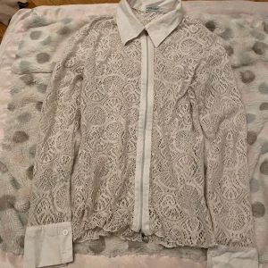 Vit spets tröja  - Denna fina spets tröja som är köpt från humana används inte längre. Står att Stl är XL men det stämmer inte, passar mig som är S💕