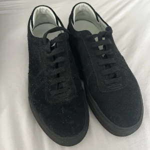 Säljer  arigatos som har blivit använda 2 gånger storlek 41 skriv om ni har några frågor priset kan diskuteras  - Säljer dom hära arigatos storlek 41 använda 2 gånger blev för små bästemmer att sälja dom. Priset kan diskuteras. Kan mötas i Stockholm 