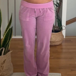 Juicy couture byxor  - Säljer nu mina rosa juicy för 500. Bra skick. Storlek xs  Köpta för 1100kr kan sänka pris till 450kr om inte många vill ha dom. 