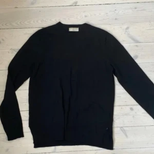 Stickad tiger of sweden tröja  - Schysst tröja från tiger of sweden som tyvärr är för liten. Tröjan är i bra skick förutom mindre slitage (bild 3) vilket däremot inte märks alls. 