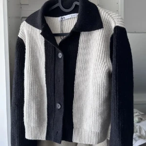 Multifärgad kofta från zara  - Aldrig använd. 