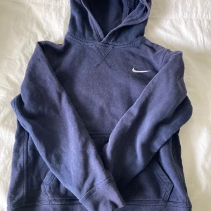 Nike Hoodie  - Snygg marinblå hoodie från Nike. Skön och passar till allt!