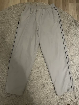 Gråa Nike trackpants  - Gråa Nike trackpants i storlek XL Bra skick 