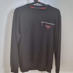 Prada Tjocktröja *NY!* - Helt ny Prada Tjocktröja med QR scan på insidan!  Mycket skön, bekväm och högkvalitativ tröja!  Kan mötas upp I Stockholm. Annars fraktas tröjan via Plick!