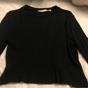 Jätte fin svart långärmad tröja, det finns en likadan modell i storlek Xl som är beige på min profil också!