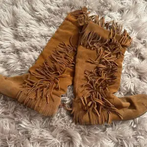 Asss snygga boots!!! Varma och perfekta nu till vintern!!  Köpta seconhand i en butik i Spanien!! ❤️‍🔥