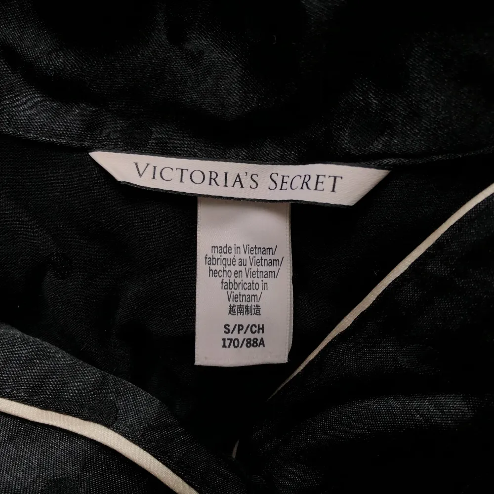 Mjuk silkes pyjamas från Victoria secret i storlek S. Super mysig och söt.. Shorts.