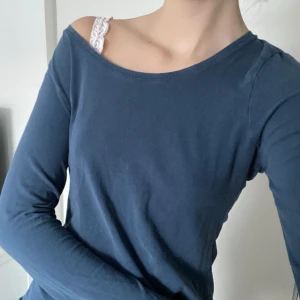 Långärmad  - Bekväm långärmad tröja i fint skick från Mikado. 