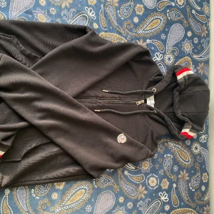 Moncler tröja  - Storlek m 