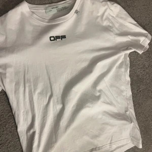 T-shirt Main Label - Min bror tycker den är för liten för honom och använt endast 2 gånger. Detta är en T-shirt som är märke Main Label Off-White, storlek M 💕