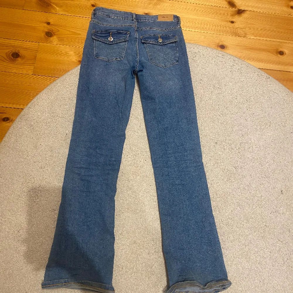 Jeans från Gina Young med lågmidja och i bootcut. Änvända typ 5 gånger och i bra skick. Säljer pågrund av att dom inte kommer till användning. Skriv om ni vill ha fler bilder❣️. Jeans & Byxor.