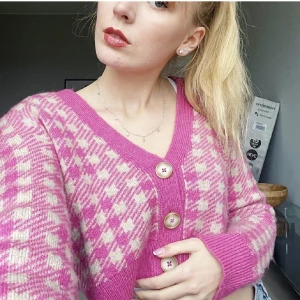 Gullig rosa kofta - Rosa kofta i strl S från Zalando, supermysig och gullig men kommer tyvärr inte till användning längre. Väldigt fint skick! 