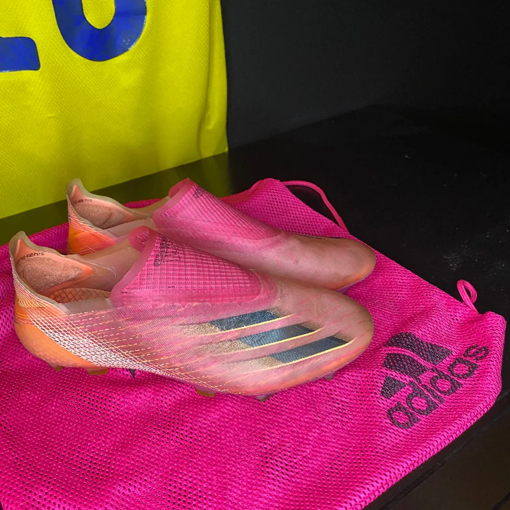 Adidas x ghosted fotbollsskor strl 41 och 1/3 som är använda men i fint skick påse följer med pris 600kr. Skor.