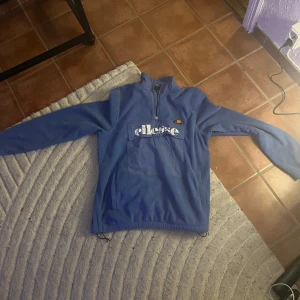 Ellesse Tröja - ellesse tröja, Jätte fin och mycket bra skick. Har jag använt den max 2 gånger så det är inga fel på den. Storlek XL men är väldigt liten i storlek. Pris kan diskuteras🤩 
