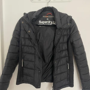 Jacka Superdry  - Svart vinterjacka från Superdry i storlek s. Använd under 2 säsonger men i bra skick.