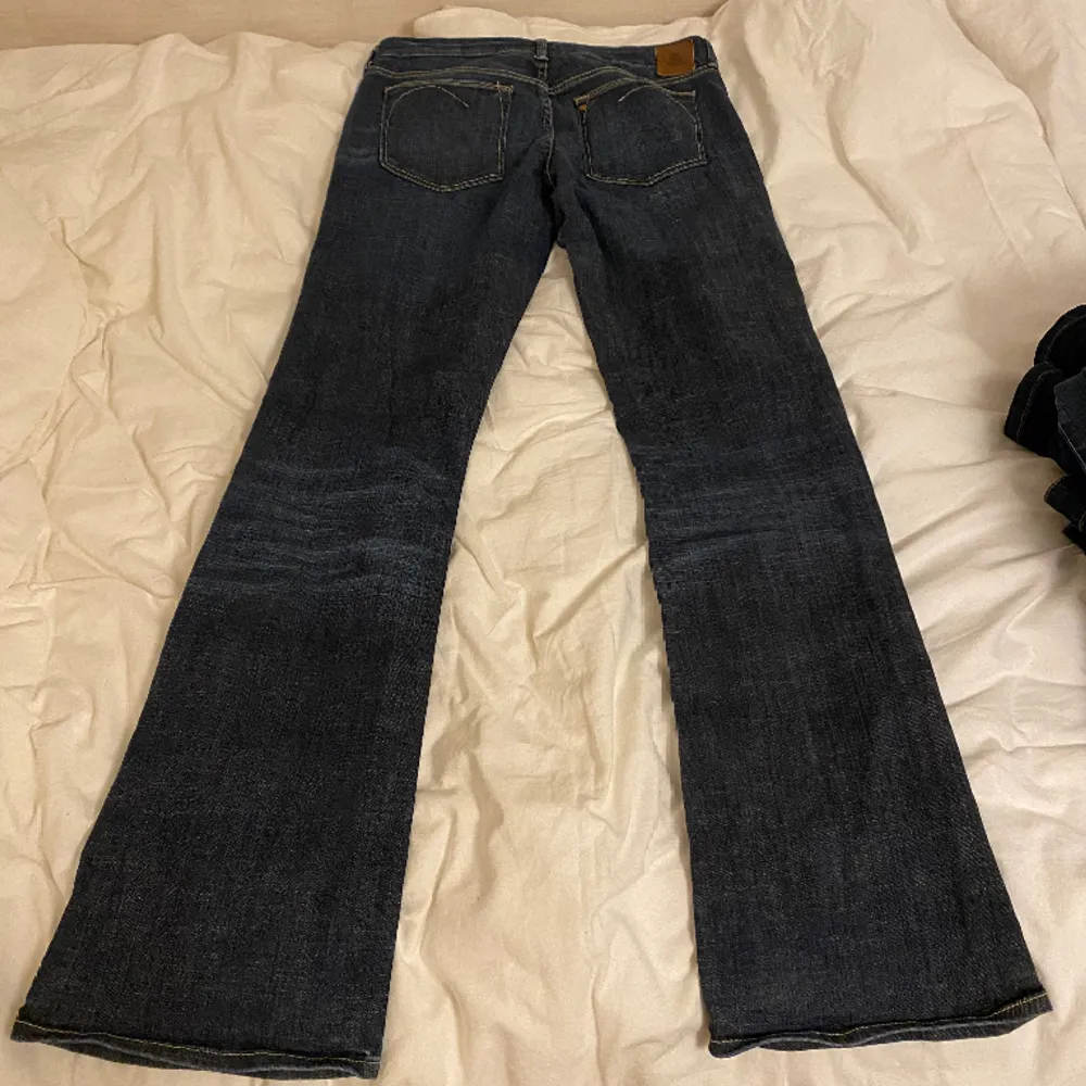 Mörkblåa bootcut jeans, de passar inte helt och är för långa på mig, därav sitter de inte så snyggt på sista bilden. Midja ca 41 cm rakt över, innerbenslängd ca 85 cm ❣️Billigare vid snabb affär!! . Jeans & Byxor.