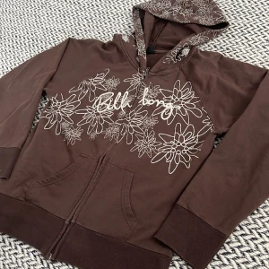 Billabong Tröja - Fett najs Zip up från märket Billabong. Typ perfekt skick, säljer för att den var lite för liten. Jag på bilden är 180 cm. Skriv om du är intresserad 😊