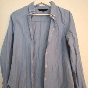 Fin skjorta - Jättefin skjorta från Vero Moda✨ Har ett litet hål på vänstra axeln (se tredje bilden) men enkelt att sy ihop. 