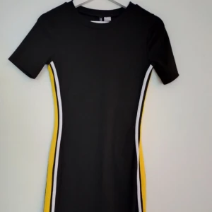 Snygg klänning - Snygg klänning med gula ränder✨ Använd 1 gång 