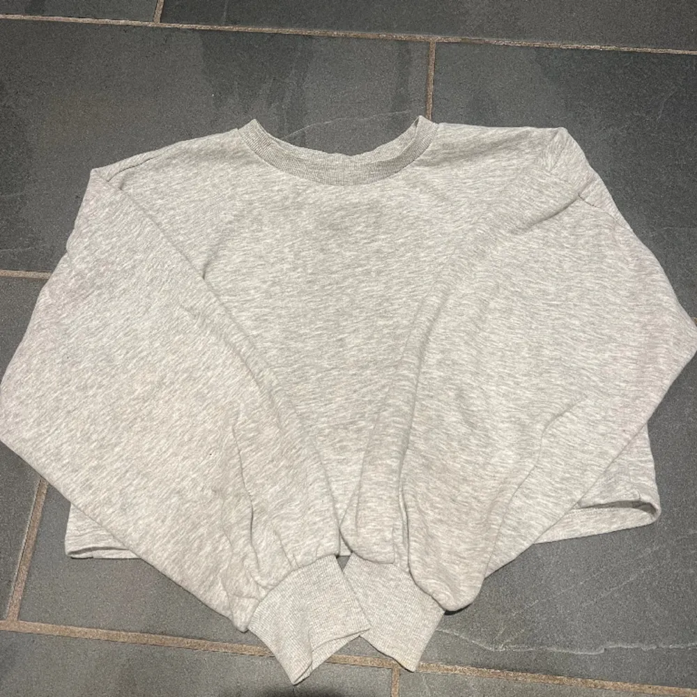 Grå croppad sweatshirt från Gina tricot 🩶. Tröjor & Koftor.