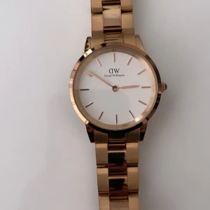 Daniel Wellington klocka - Sparsamt använd Daniel Wellington Iconic Link White 32 mm.  - Guldlänkarmband (14 mm) - Dubbelpläterat rostfritt stål tillsammans med en vit urtavla.  Pris kan diskuteras vid snabb affär/upphämtning.