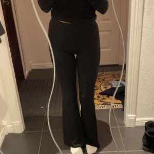 Ginatricot byxor  - Säljer Ginatricot byxor med utsvängda ben i storlek S, knappt använda 