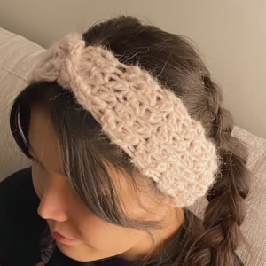 Virkade hårband/pannband för vuxna - Årets gosigaste julklapp: handvirkade pannband i neutrala färger. Alla banden är stretchiga och passar de flesta.  Referens: Modellen har storlek 54. Material: Merino, alpacka och ull.  Beställ så fort som möjligt för garanterad leverans innan julafton.