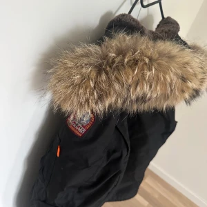 Parajumper  - Säljer denna herr jackan, nyskick och endast använd ett fåtal gånger. 