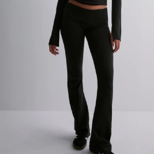 Svarta mjukisbyxor  - Säljer mina nya byxor från Nelly. 🤍 använda fåtal gånger! 