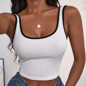 Vit Linne Topp  - Vit Linne Topp med Svarta Konturer och Öppen Rygg.    Storlek: S.   Butik/Märke: Shein.  Använd ett fåtal gånger. 