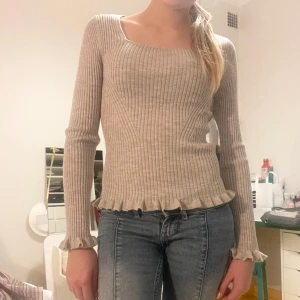 Stickad tröja - Fin ribbstickad beige tröja från & Other stories med volanger helt ny med prislappen kvar 