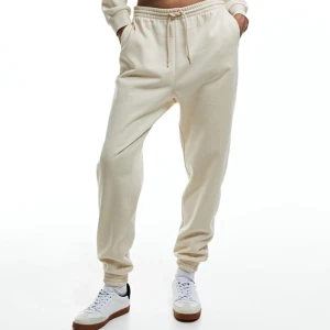 Beige set - Säljer en beige t-shirt och mjukis helt samma färg hittar inte bilden på t-shirten så skriv till mig om ni vill ha mer bilder. Som sakt inte min storlek längre och helt nytt!! Helt fint för sommaren och ordinarie pris 300kr för båda.