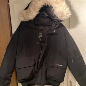 Canada Goose Jacka  - Jätte fint skick och varm Canada Goose jacka  Det är storlek XXL men den är mer som en M/L