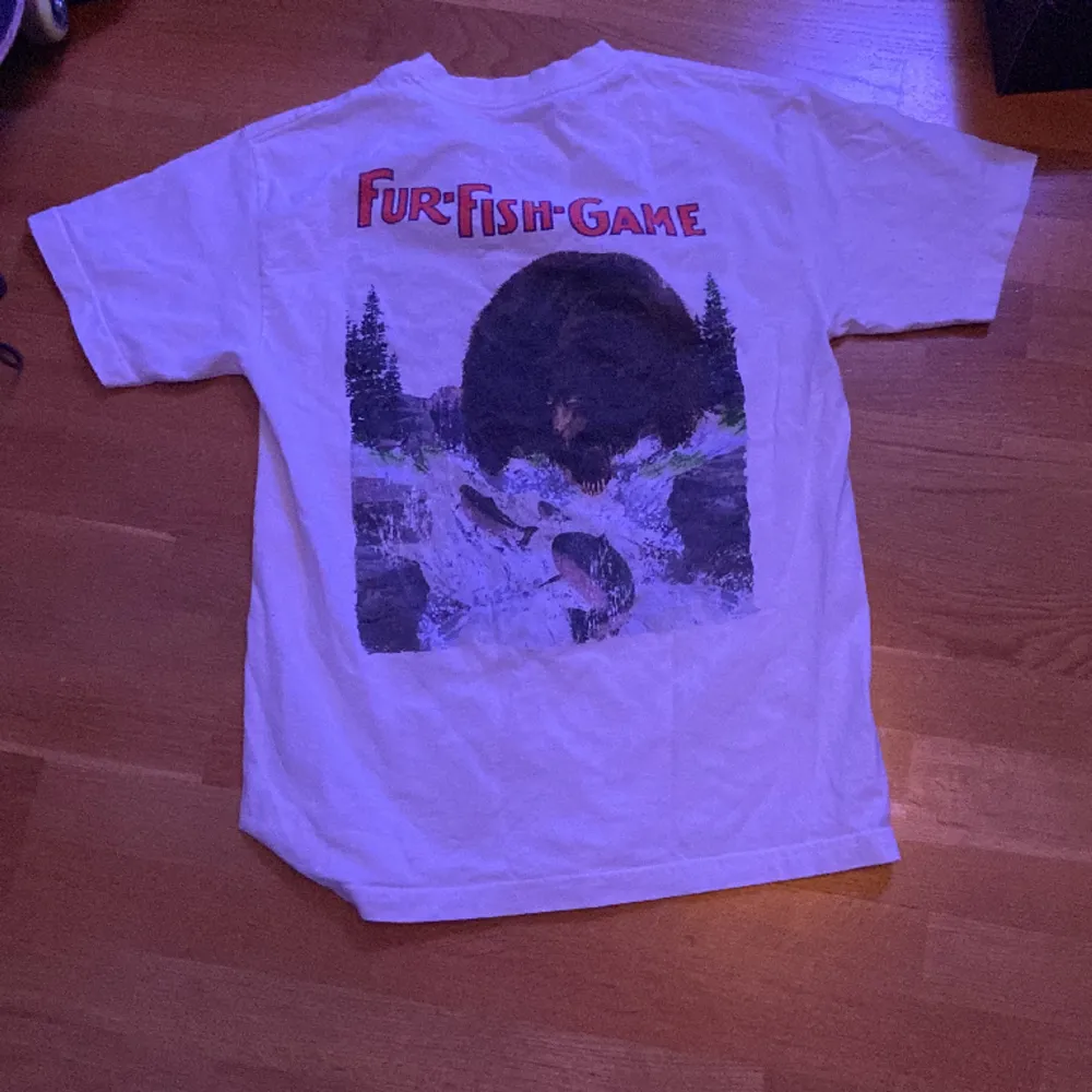 Grizzly tröja, bra skick, inga hål, lite använd, original pris runt 300 kr. T-shirts.