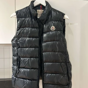 Moncler väst  - Hjälper min syster att sälja sin äkta moncler väst. Bra skick och inga märken, däremot är ena daragkedjan trasig men det är inget som syns, därför är priset sänkt. Frakt tillkommer 💓