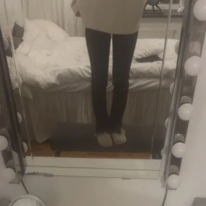 Jeans - Ett par så fina gråa jeans med slits på sudan längst ner❤️ Storlek S