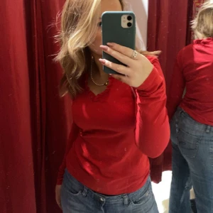 Röd tröja  - En fin röd tröja, använd en gång, passar xs-m💓